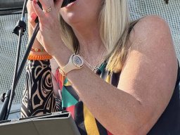 Lifeboat Inn festival - Lovely Linda livin it large